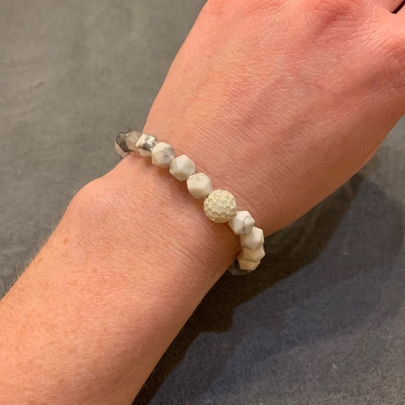 Black and White Beaded Bracelet - Picture 2 of 4